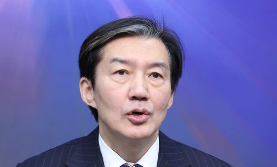 발언하는 조국 대표