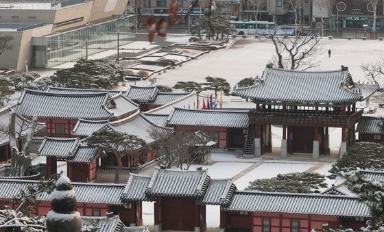 눈 쌓인 화성행궁