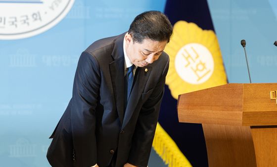 고개 숙이는 김병기