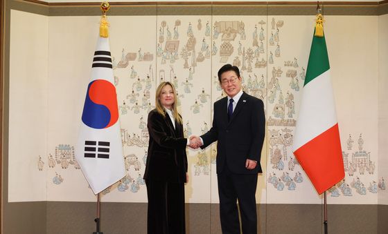 멜로니 伊총리와 악수하는 이재명 대통령