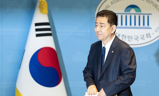 제명 처분 관련 입장 밝히고 떠나는 김병기