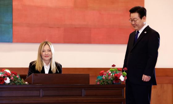 멜로니 伊총리 방명록 작성 보는 이재명 대통령