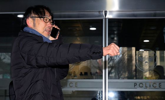 통화하는 김순환 서민민생대책위원회 사무총장