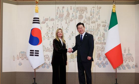 조르자 멜로니 이탈리아 총리과 악수하는 이재명 대통령