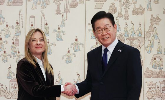 이재명 대통령, 조르자 멜로니 이탈리아 총리와 악수