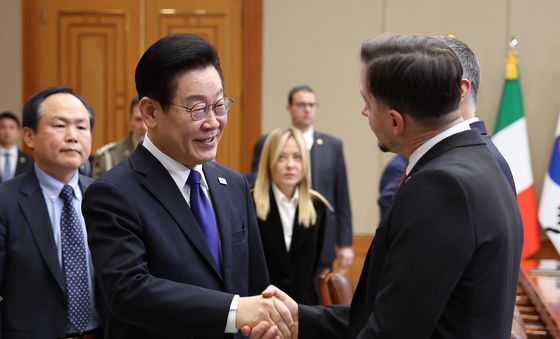 이탈리아 수행원들과 인사하는 이재명 대통령