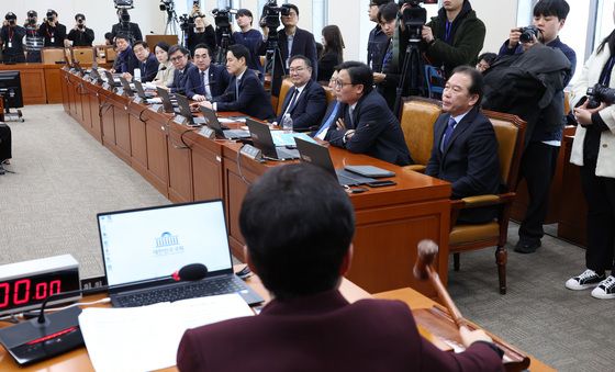 정회 선포하는 임이자 위원장