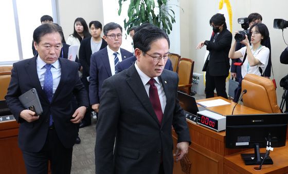 회의실 나서는 재경위 여야 간사