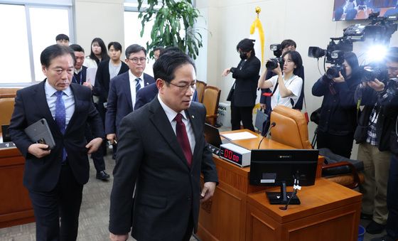 재경위 회의실 나서는 여야 간사