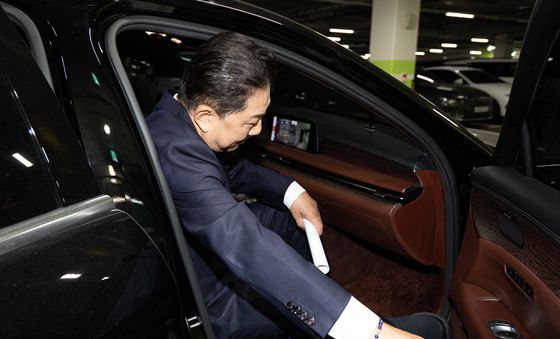 차량 탑승하는 김병기 민주당 의원