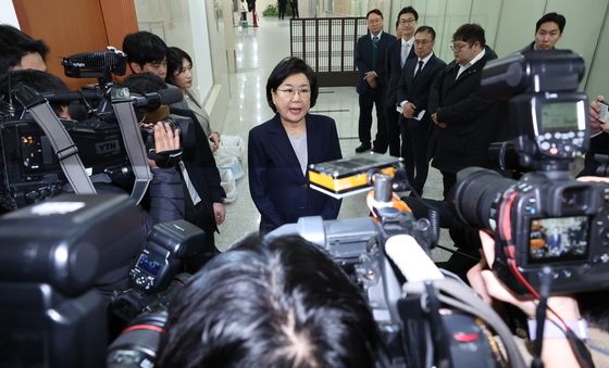 청문회 대기중 취재진 질의 답변하는 이혜훈