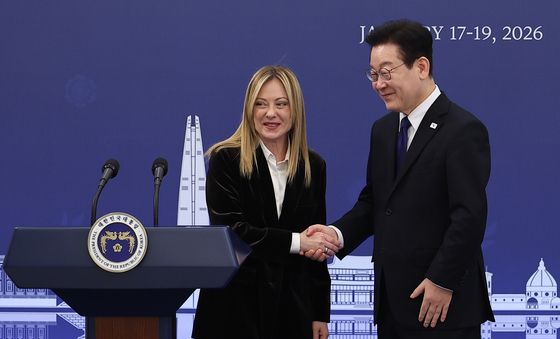 악수하는 한-이탈리아 정상