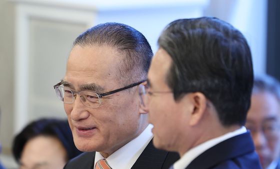 대화하는 위성락 안보실장과 김용범 정책실장