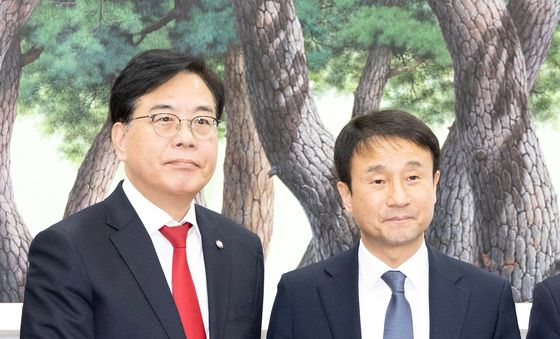 손 맞잡은 여야 원내대표