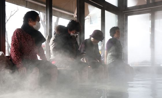 '대한 추위 속 족욕으로 건강 챙기세요'