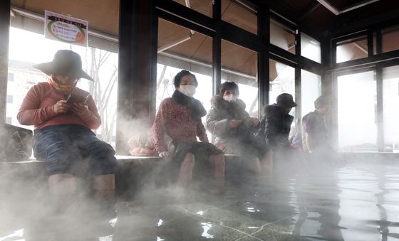 추위 피해 족욕 즐기는 시민들