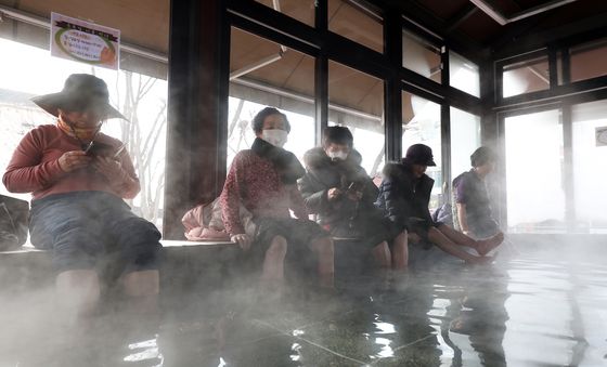 추위 피해 족욕 즐기는 시민들