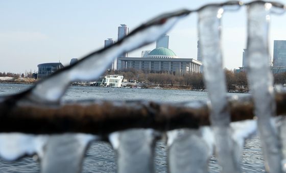 서울 한강변 고드름 매달려 긴 한파 시작