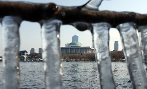 낮에도 영하 서울 한강에 고드름 주렁주렁