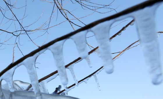 서울 한강변 고드름 주말까지 한파 지속