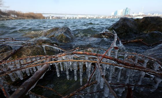 한강 고드름 영하 13도 추위 예보