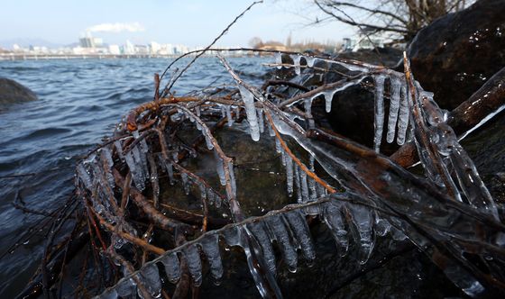 고드름 매달린 한강변 이번 주 내내 강추위