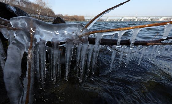 서울 기온 곤두박질 한강변 고드름 얼어붙다