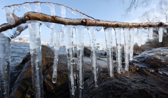 영하의 서울 한강변 고드름으로 꽁꽁