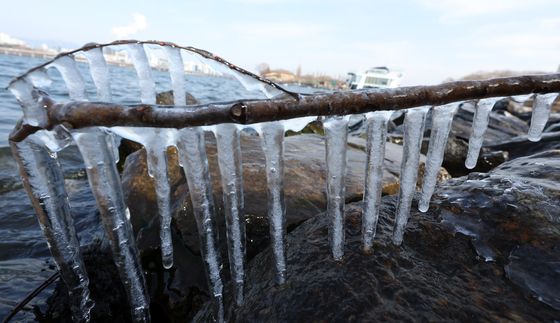 영등포 한강변 고드름 강추위 온다