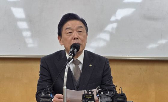 해임요구안 의결에 기자회견하는 김형석 독립기념관장