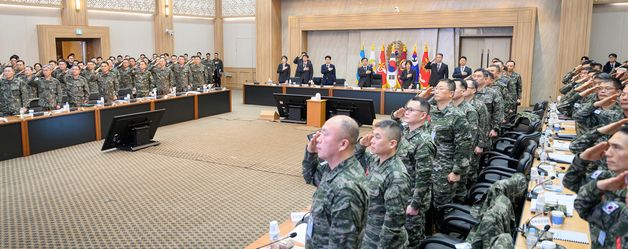 국민의례하는 안규백 장관