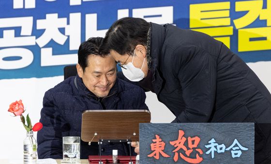 황교안 전 총리와 대화하는 장동혁 대표