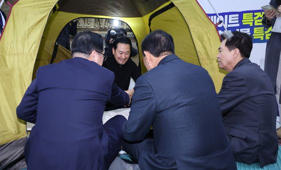 텐트에서 손님 접견하는 장동혁