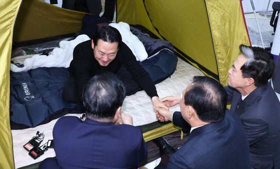 지지자들 손 잡은 장동혁 대표