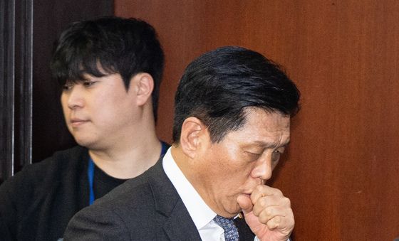 헛기침하는 조승래 민주당 사무총장