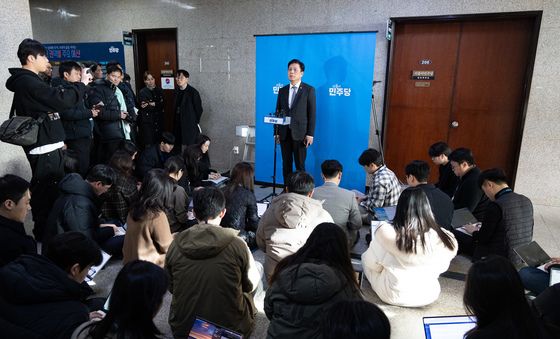 김병기 의원 탈당 관련 취재진 질문 답하는 조승래 민주당 사무총장