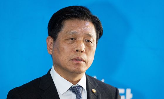 김병기 의원 탈당 관련 취재진 질문 답하는 조승래 민주당 사무총장