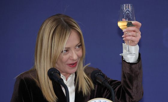 건배제의하는 조르자 멜로니 이탈리아 총리