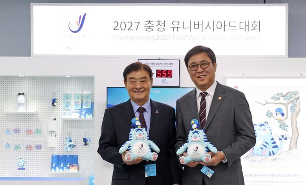 강창희 조직위원장과 기념촬영하는 최휘영 장관