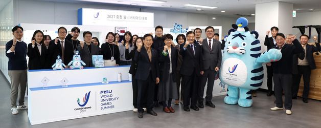 기념촬영하는 최휘영 장관