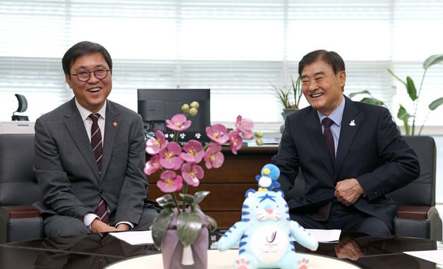 최휘영 장관, 충청U대회조직위 방문