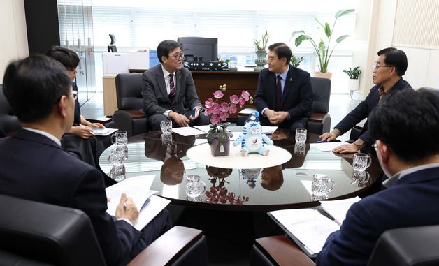 최휘영 장관, 강창희 조직위원장과 면담