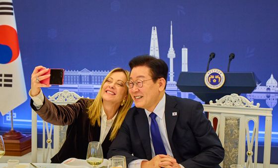 멜로니 伊총리 '선물받은 폰으로 李대통령과 셀카'