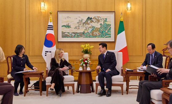 소인수회담하는 한-이탈리아 정상