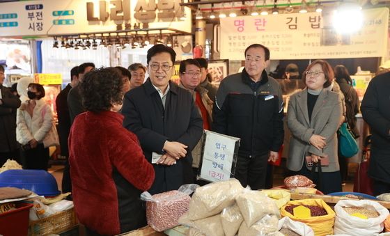 부전마켓타운 상인과 대화하는 중기부 2차관