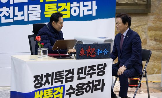 박완수 경남지사와 대화 나누는 장동혁 국민의힘 대표