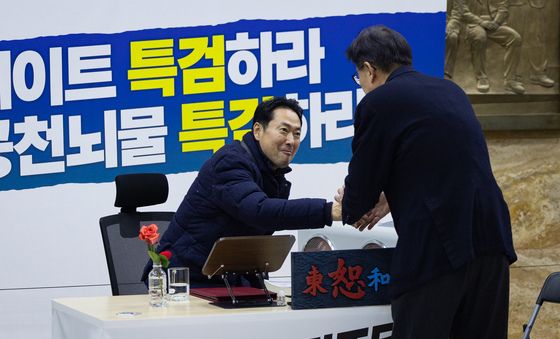 단식농성장 찾은 박형준 부산시장과 인사하는 장동혁 국민의힘 대표