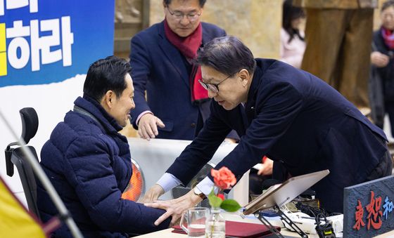 일어서는 장동혁 국민의힘 대표 말리는 박형준 부산시장