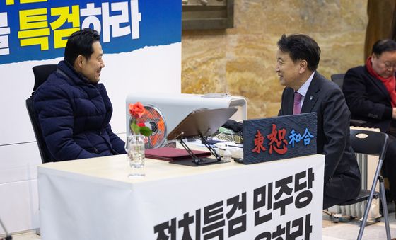 단식농성장 찾은 김영환 충북지사 접견하는 장동혁 대표