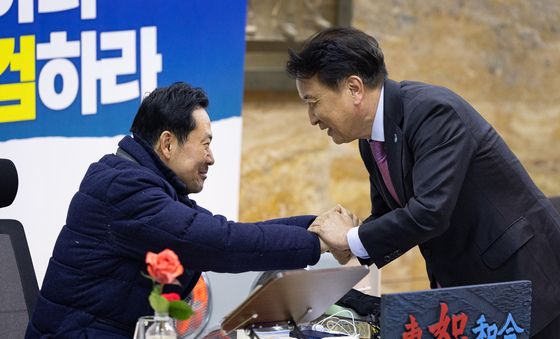 장동혁 대표 손 잡는 김영환 충북지사